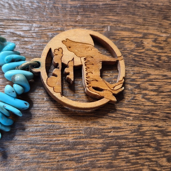 Vintage Turquoise Chip Bead Circular Wooden Howling Wolf Pendant Neckalce - Picture 4 of 8